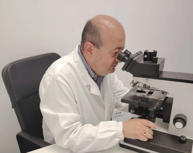 Il Professor Alfonso Baldi al microscopio nel laboratorio di Orchidea Lab a Morlupo Roma mentre esamina dei campioni 